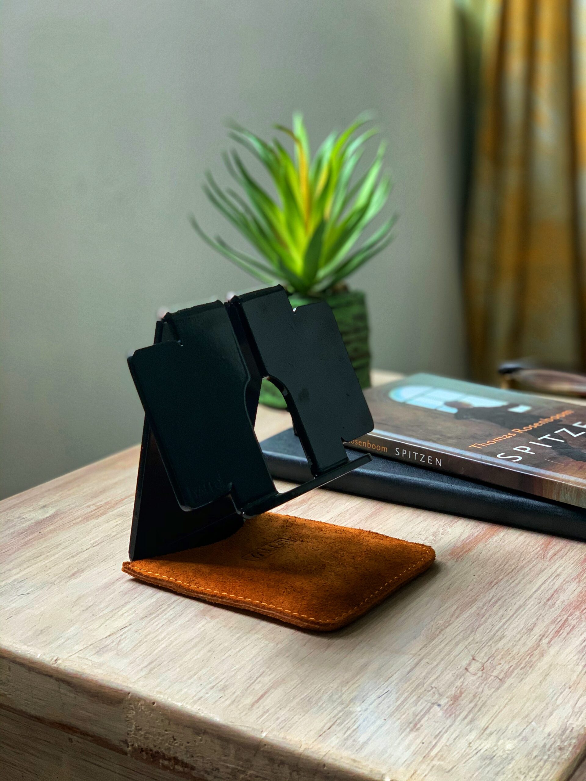 Nuki - Hands free stand